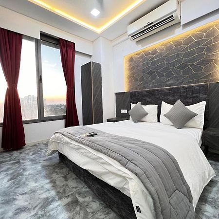 Hotel Star Galaxy Surat Exterior foto