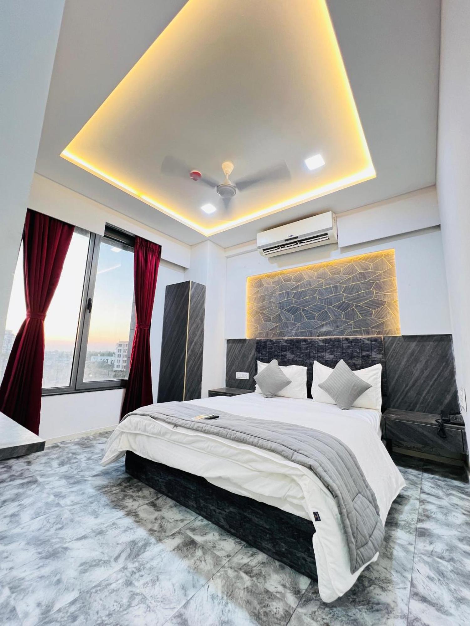 Hotel Star Galaxy Surat Exterior foto