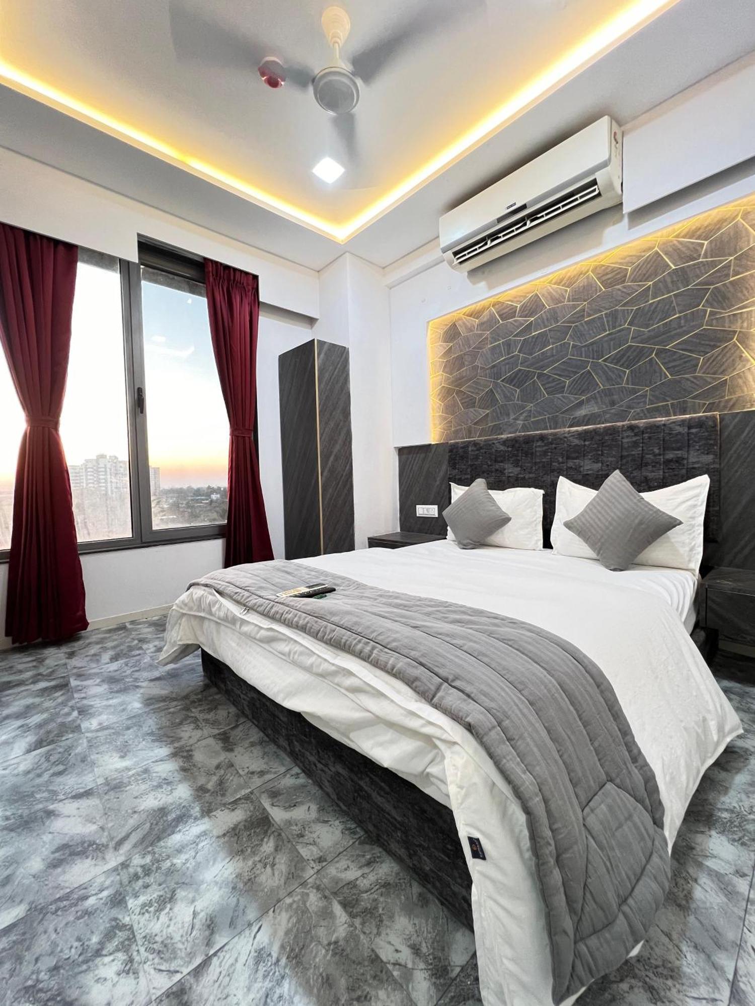 Hotel Star Galaxy Surat Exterior foto