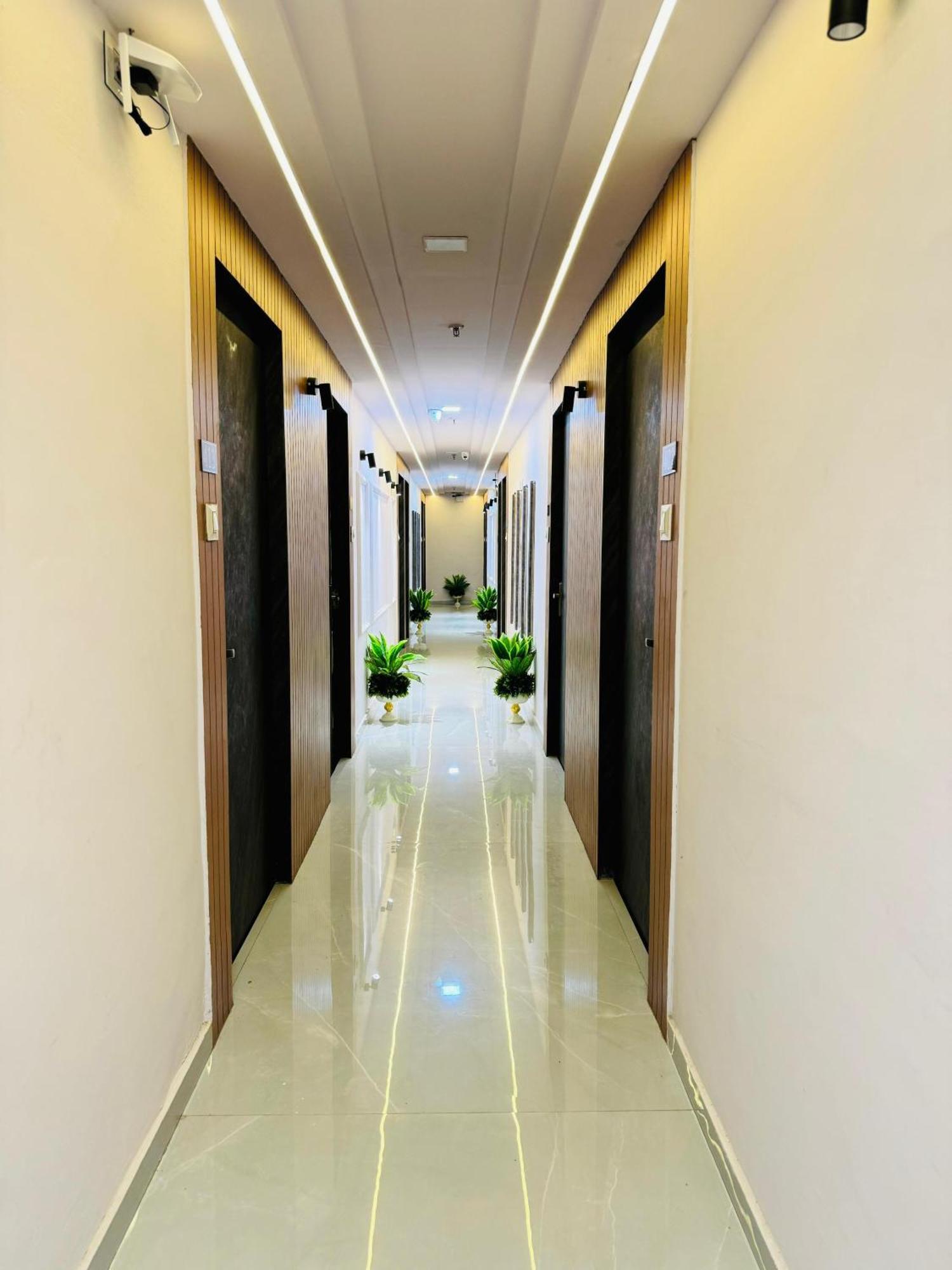 Hotel Star Galaxy Surat Exterior foto