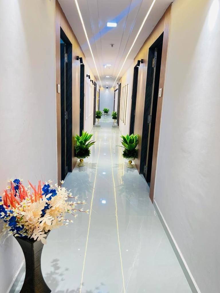 Hotel Star Galaxy Surat Exterior foto